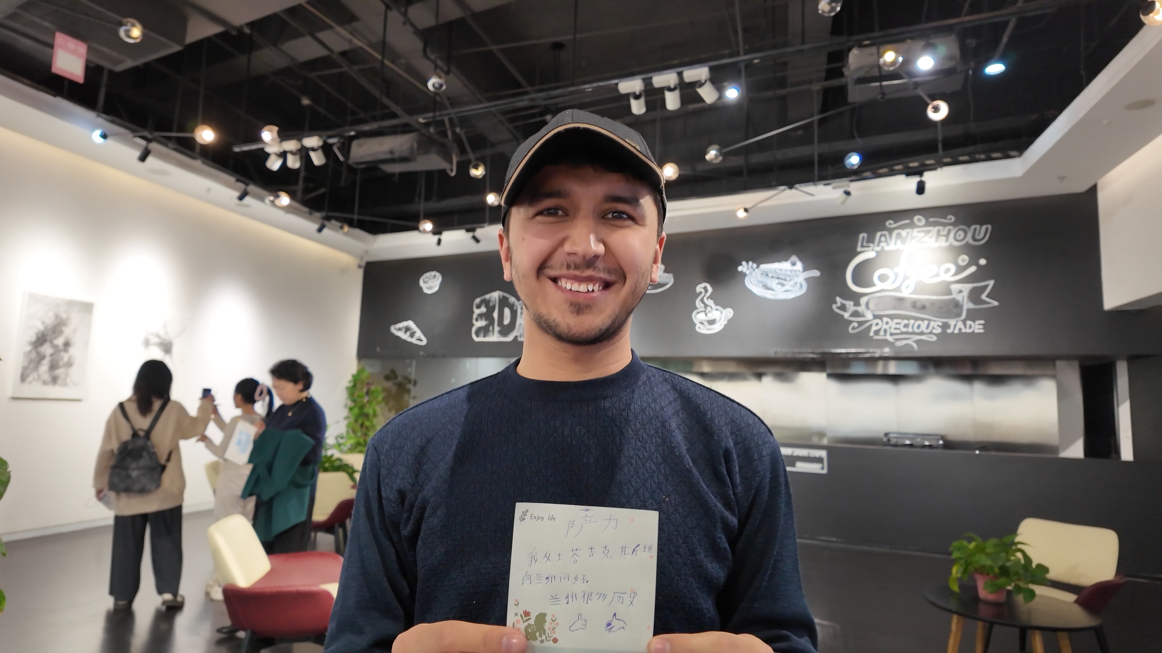 留学生在卡片上写下想对兰州说的话