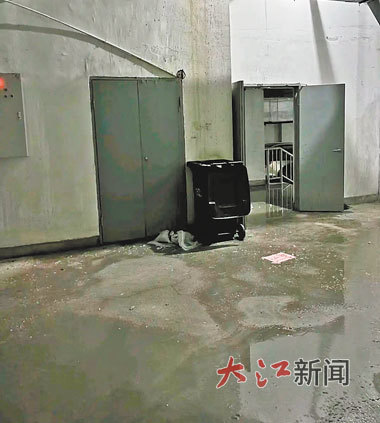 上饶一小区地下室地面渗水。 (投诉人供图)