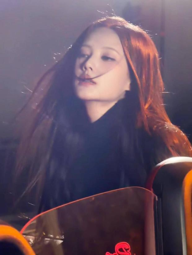 李一桐发丝飞扬,灵动飒爽。