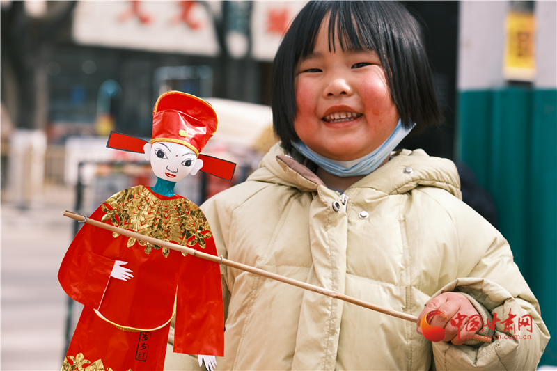 女生拿着男版疳娃娃