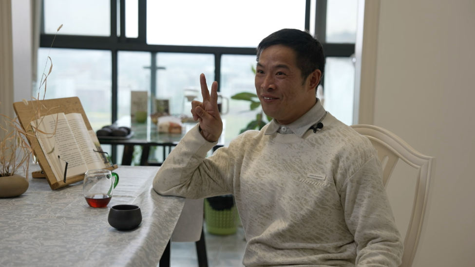 自幼残疾、父亲离世，找工作被90%的公司拒绝：绝望时，朋友帮我租房，好心校长连续两年每月资助1000块