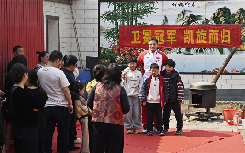 3月20日，纪立家和亲朋邻里在家里合影留念。
