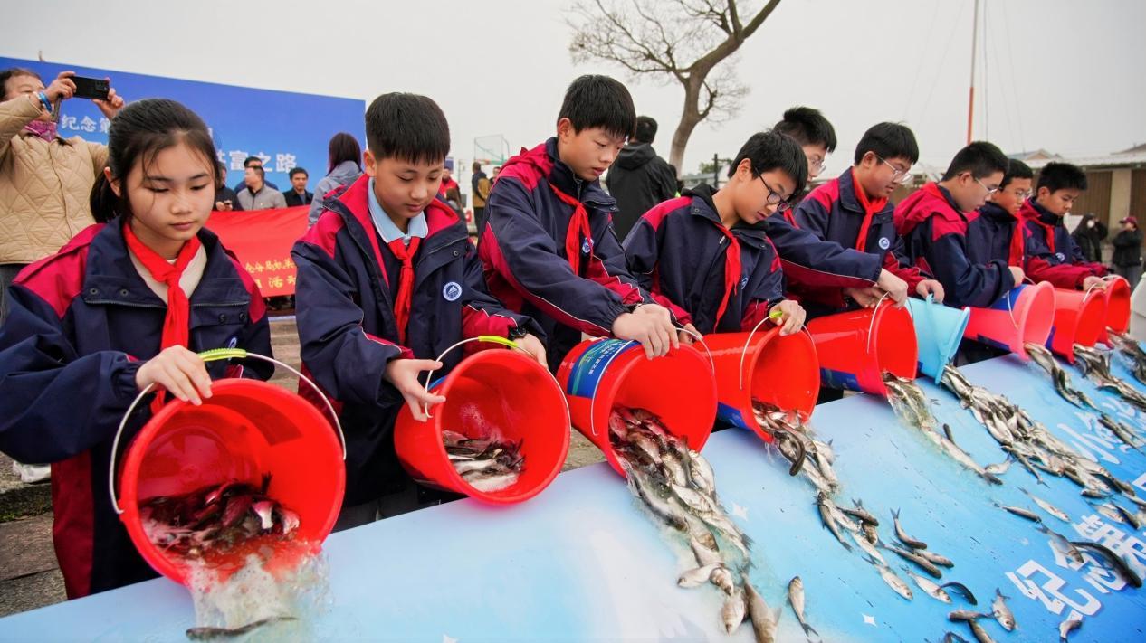 企業和學生代表現場放流