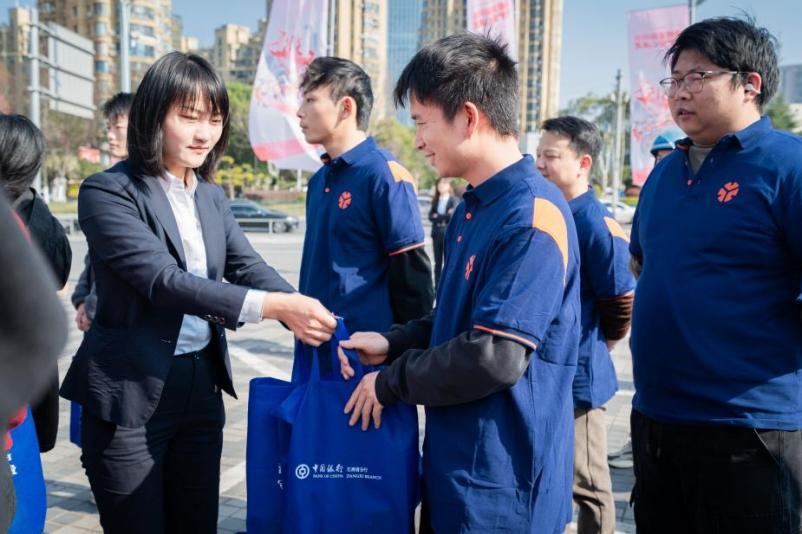 中行工作人员为“两司两员”送上金融知识礼包。