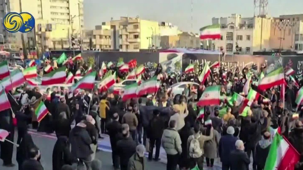 伊朗多地民众上街集会，支持政府