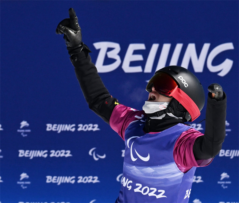 2022年3月7日，在北京冬残奥会残奥单板滑雪男子障碍追逐UL级比赛中，河北运动员纪立家夺金后振臂欢呼。