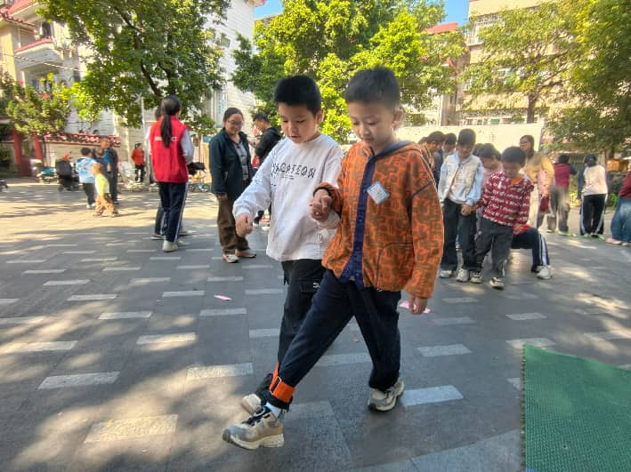 孩子们有序排队玩两人三足项目