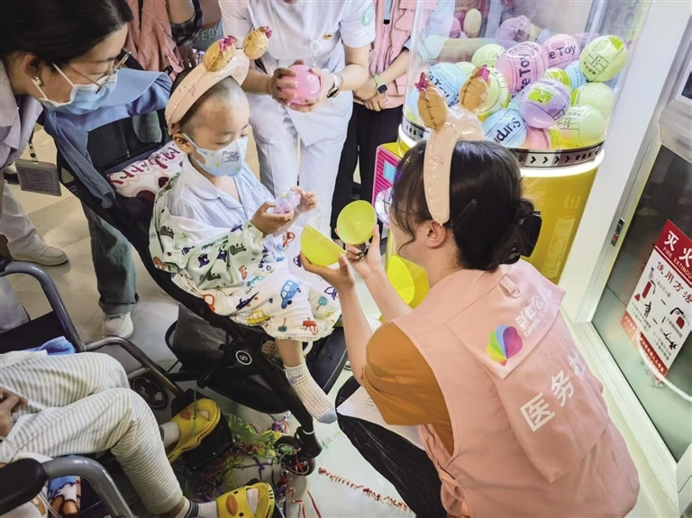 彩虹公益社的医务社工为患儿送去礼物