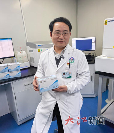 李俊明展示自主研发的结核检测试剂