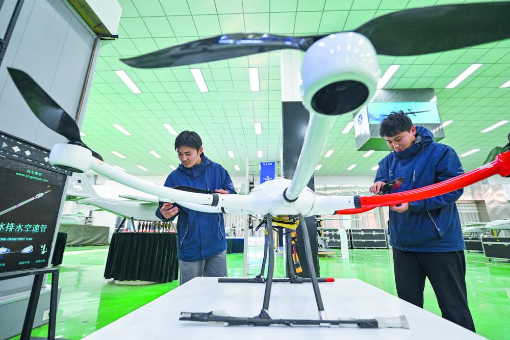 图为在河北鹰览自动化科技有限公司,技术人员对无人机设备进行检查。