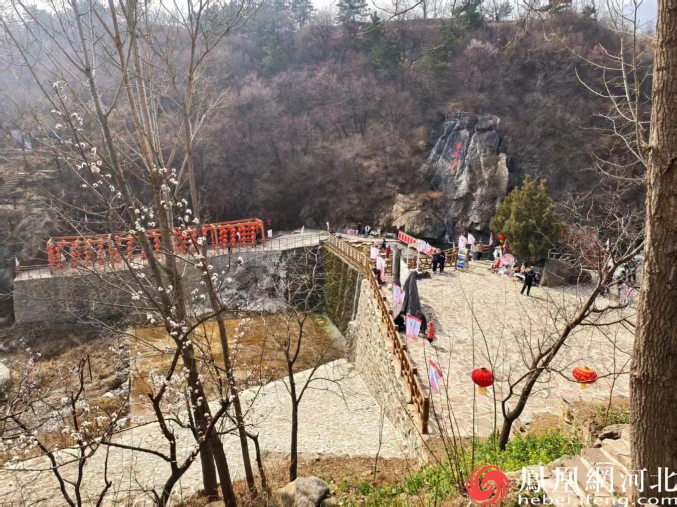 杏花泉边春意尽显,游客们逛泉赏景 安博宇摄