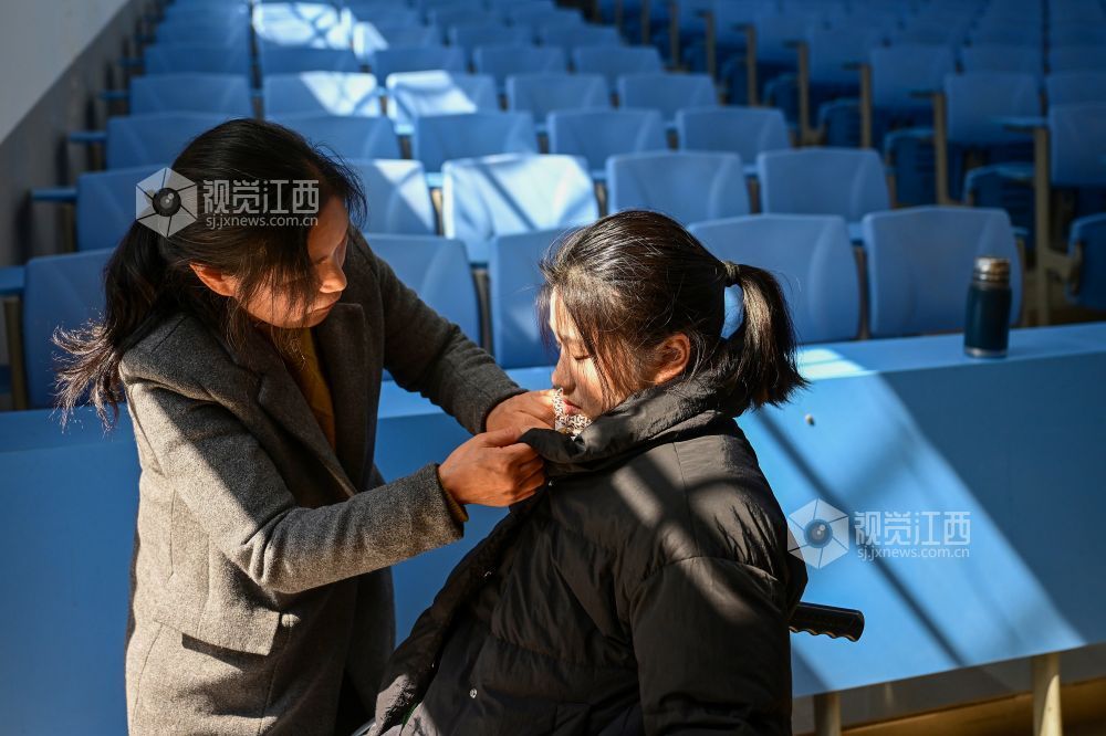 3月12日，芜湖市第三中学实习课结束后，占群燕赶忙给许詹琪扣紧外套，以防她感冒。