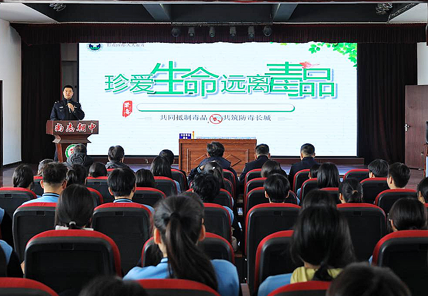 杨雷为学生们讲解禁毒知识