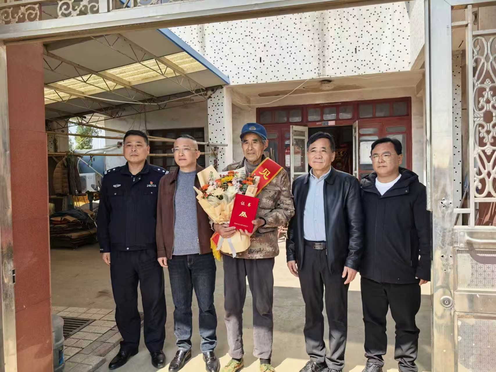 苏州常熟董浜镇：74岁退伍老兵勇救2岁落水幼童