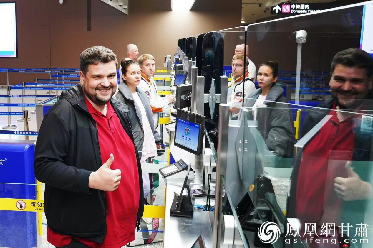 入境旅客点赞兰州中川国际机场高效通关保障服务　兰州出入境边防检查站供图