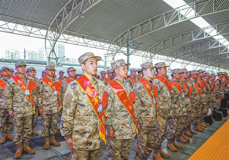 3月17日，我市举行2026年上半年新兵入伍欢送仪式。（浔阳晚报记者 孙昌模 摄）