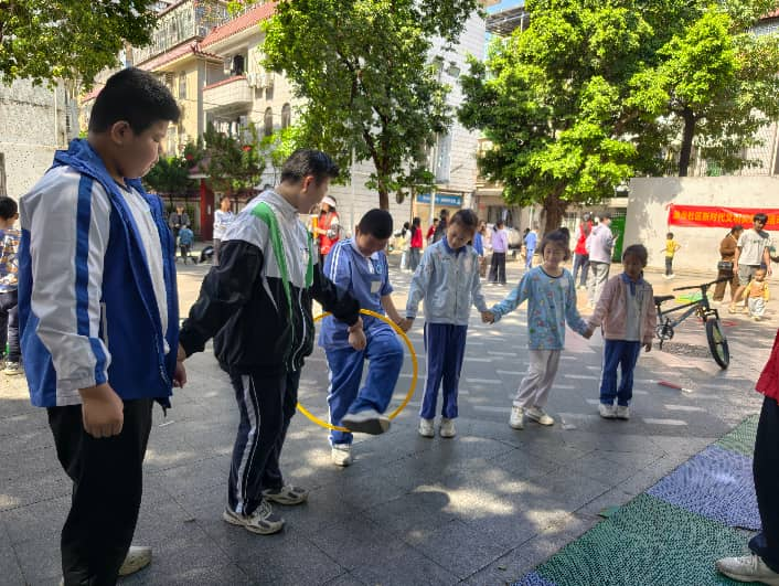 孩子们手拉手参与一圈到底项目