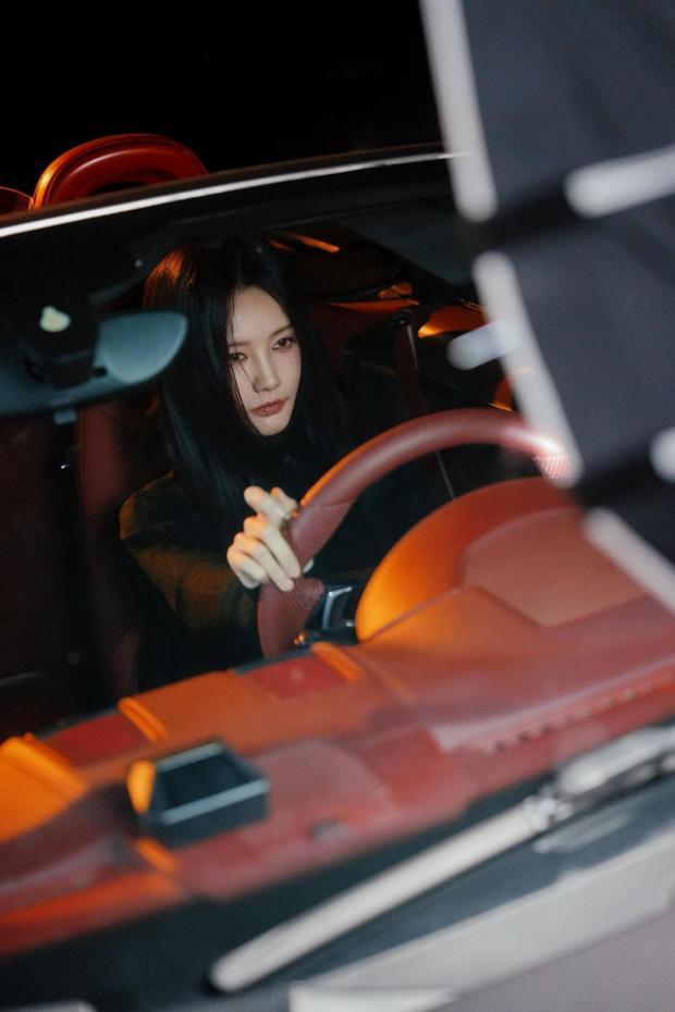 搜狐娱乐讯 近日,李一桐一组跑车夜拍曝光。她穿黑色高领衫,披长发,在暖光下尽显酷飒冷艳。