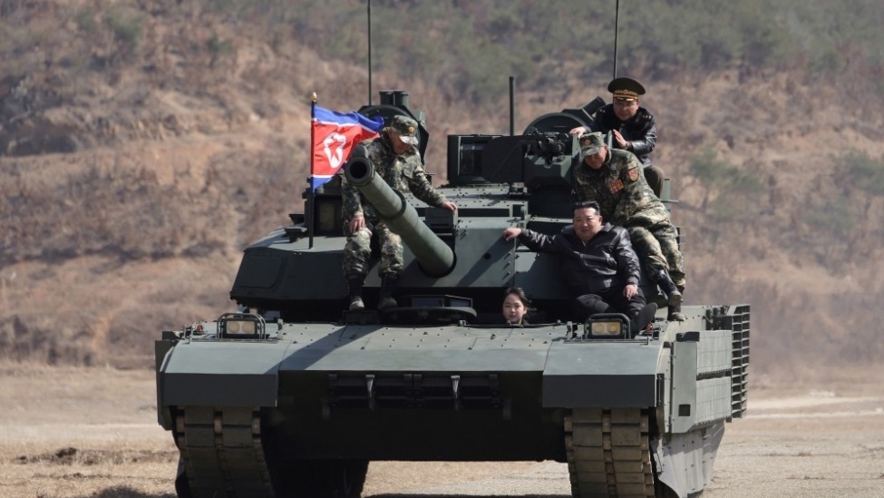 金正恩携女视察坦克步兵协同攻击战术演习