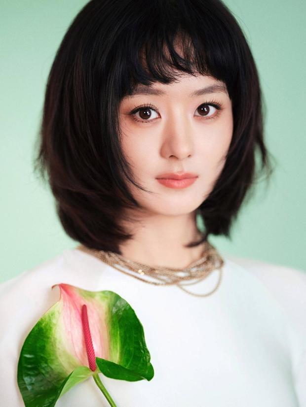 搜狐娱乐讯 18日,赵丽颖工作室在社交平台上更新写真大片!赵丽颖身着白色长裙优雅迷人,手持鲜花,春日气息拉满。