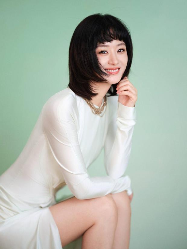 赵丽颖短发造型可爱元气。