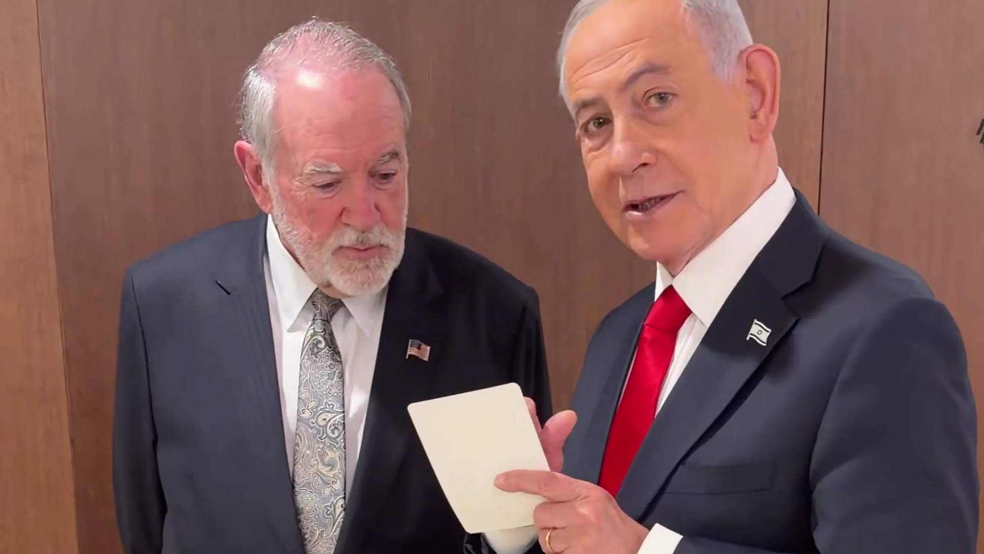 内塔尼亚胡连续三天自证活着，发布会见美国驻以色列大使视频，强调自己每只手只有五根手指