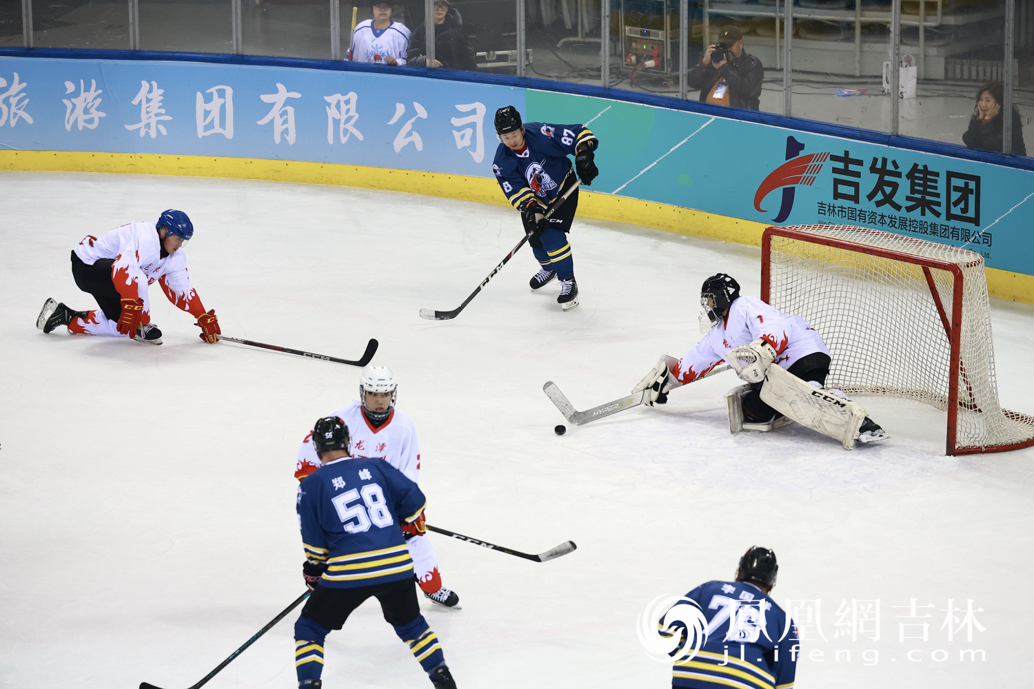 吉林市冰超联赛上演第三场激战