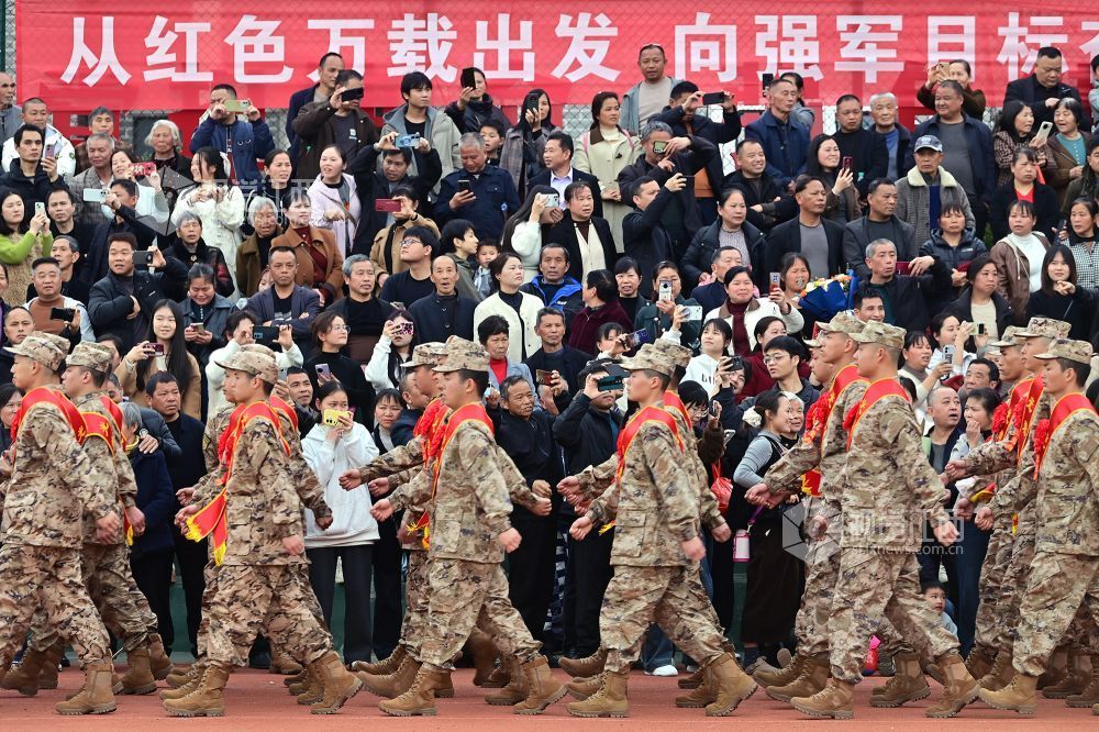 2026年3月15日，江西省宜春市万载县举行2026年上半年新兵入伍欢送仪式。