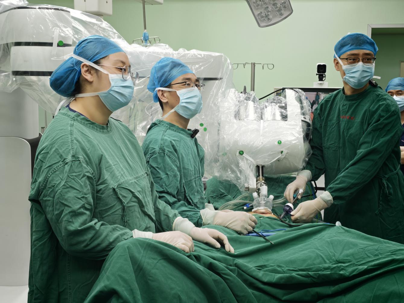 连云港端 医护团队在术中
