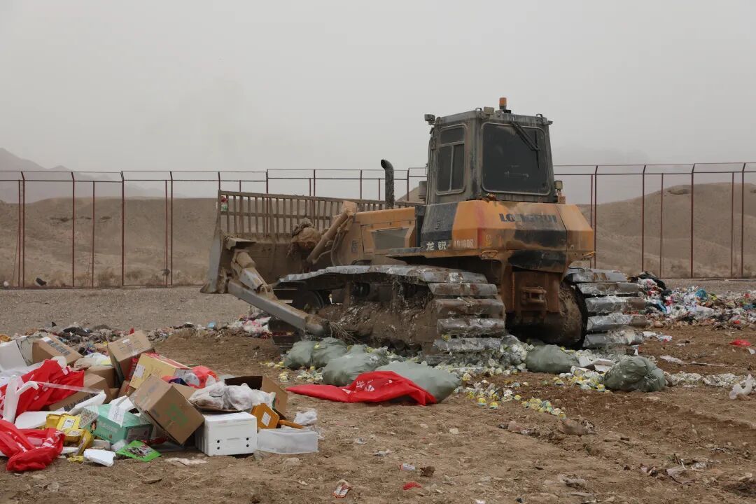 △金川区垃圾分类处理厂内，对假冒伪劣商品进行集中销毁。