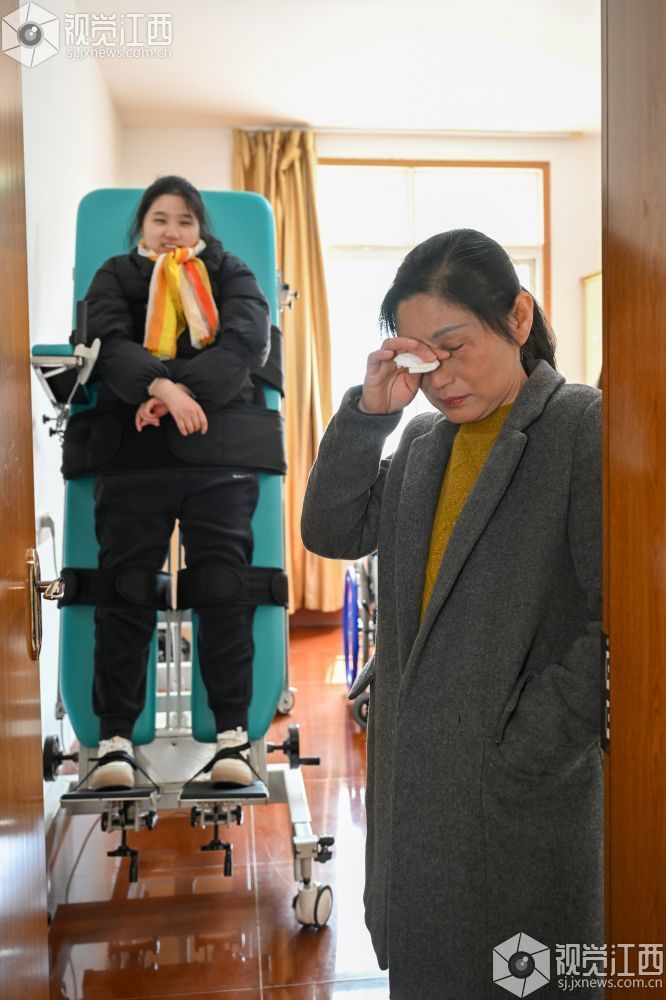 3月13日，安徽师范大学宿舍，许詹琪正在做康复训练。占群燕担忧女儿的未来，禁不住落泪，许詹琪笑着安慰妈妈。