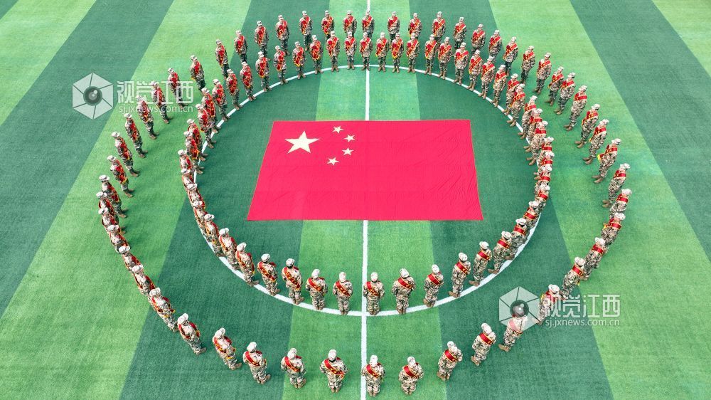 2026年3月15日，江西省宜春市万载县举行2026年上半年新兵入伍欢送仪式，新兵与国旗合影。