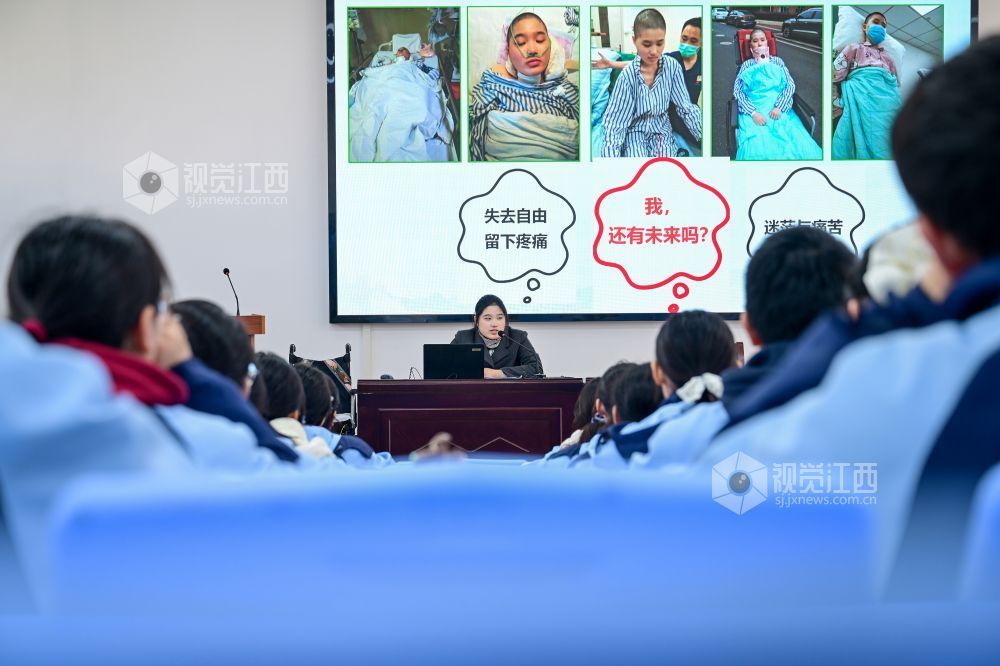 3月12日，许詹琪迎来大学生涯的第一节实习课，她“走上”芜湖市第三中学的讲台，向师生们讲述她的追梦故事。
