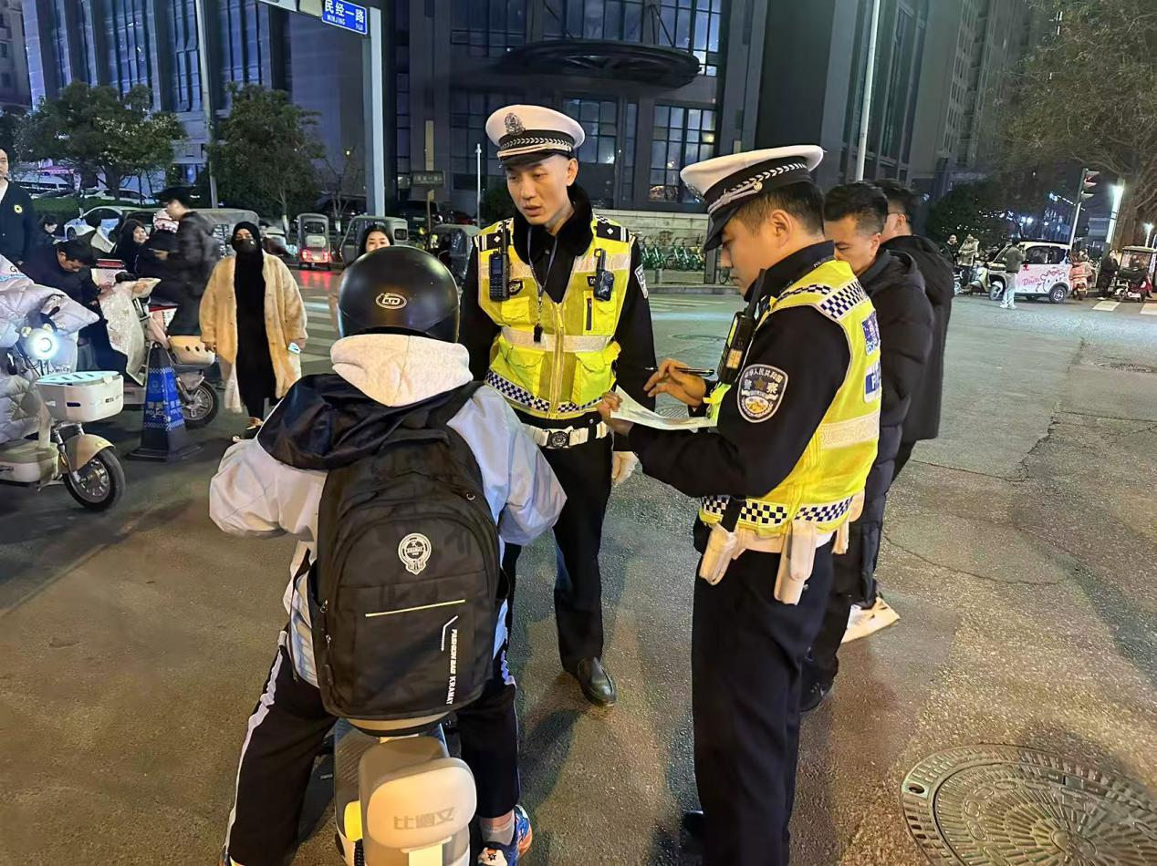 源头治理+护学行动:经开交警打出交通安全“组合拳”