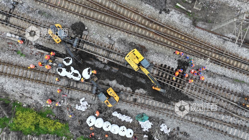 南昌工务段在向塘西Ⅱ场进行道岔清筛施工 祝路平 摄