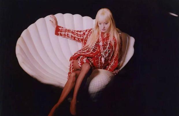 周迅坐贝壳椅，奇幻慵懒。