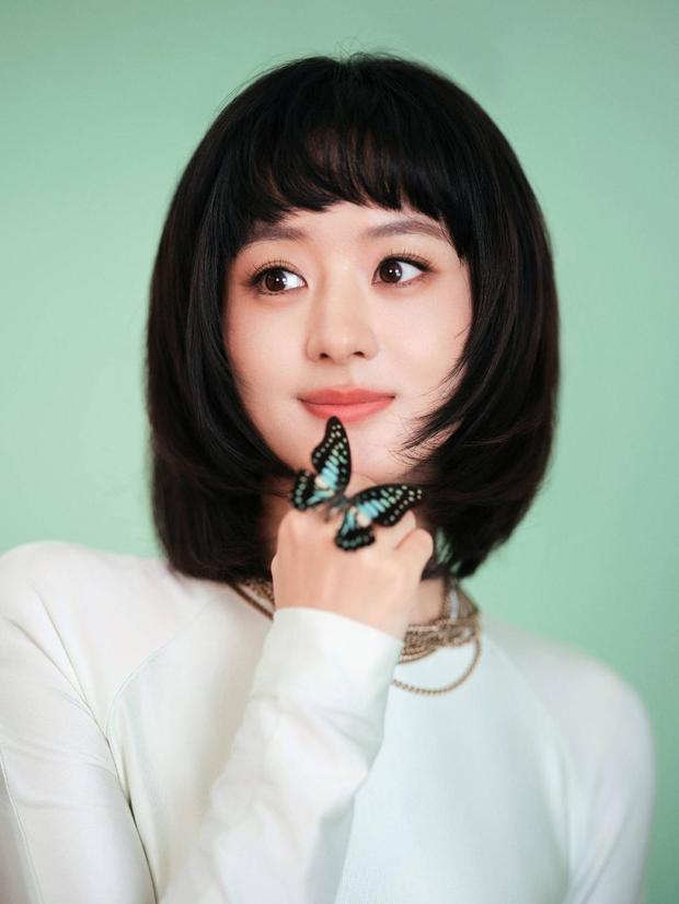 赵丽颖绽放温柔笑容,亲和力十足。