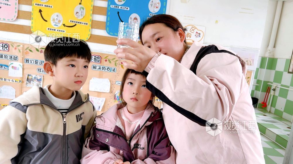 2026年3月19日，江西省吉安市遂川县珠田育苗幼儿园孩子们在老师带领下，通过自制简易净水装置实验，直观感受污水变清的过程，在动手操作中学习水资源保护知识，从小树立节水、爱水、护水的环保意识，迎接3月22日世界水日。