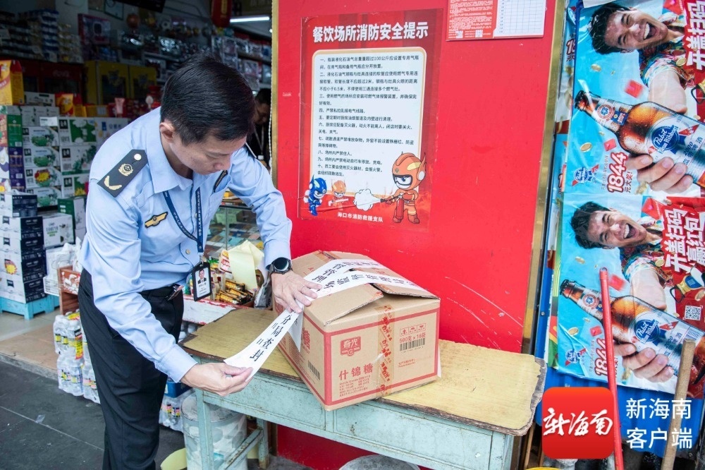 执法人员对涉假侵权的白酒予以查扣。记者 蒙健 摄