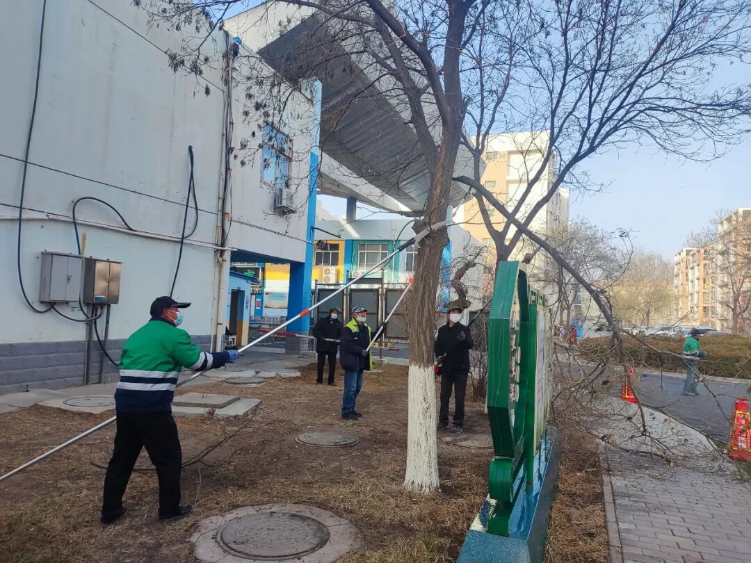 ▲物业工作人员在进行绿化修剪