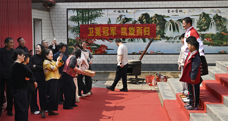 3月20日，纪立家和亲朋邻里在家里合影留念。