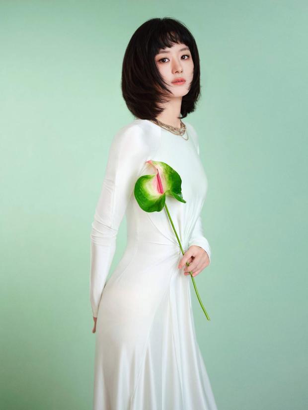 赵丽颖拍春日写真大片清新靓丽!