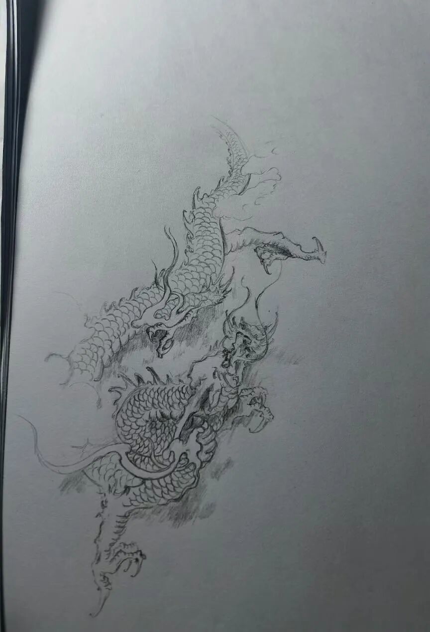 △ 在雕刻前,肖峰会根据原料的轮廓、色泽、纹理等,设计手绘稿。受访者供图。