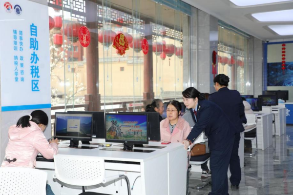 图为纳税人在自助办税区办理相关涉税业务