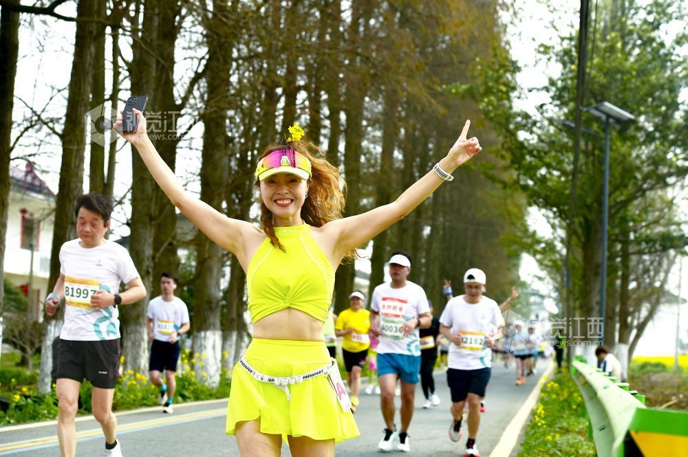 2026年3月15日，南昌半程马拉松，女选手高举双臂，洋溢着赛场热情。