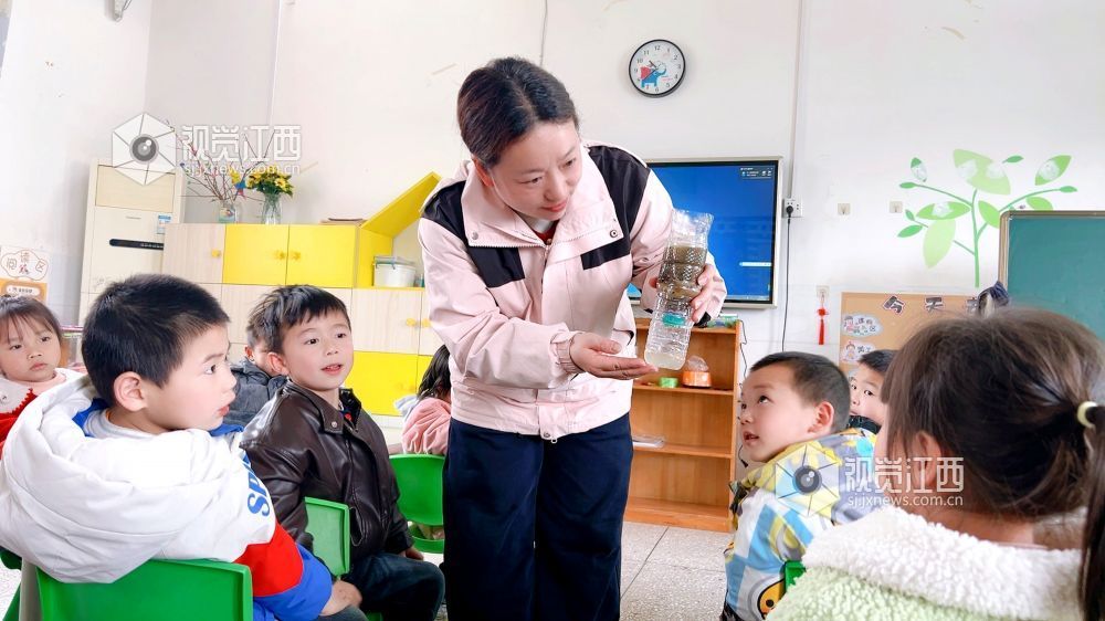 2026年3月19日，江西省吉安市遂川县珠田育苗幼儿园孩子们在老师带领下，通过自制简易净水装置实验，直观感受污水变清的过程，在动手操作中学习水资源保护知识，从小树立节水、爱水、护水的环保意识，迎接3月22日世界水日。