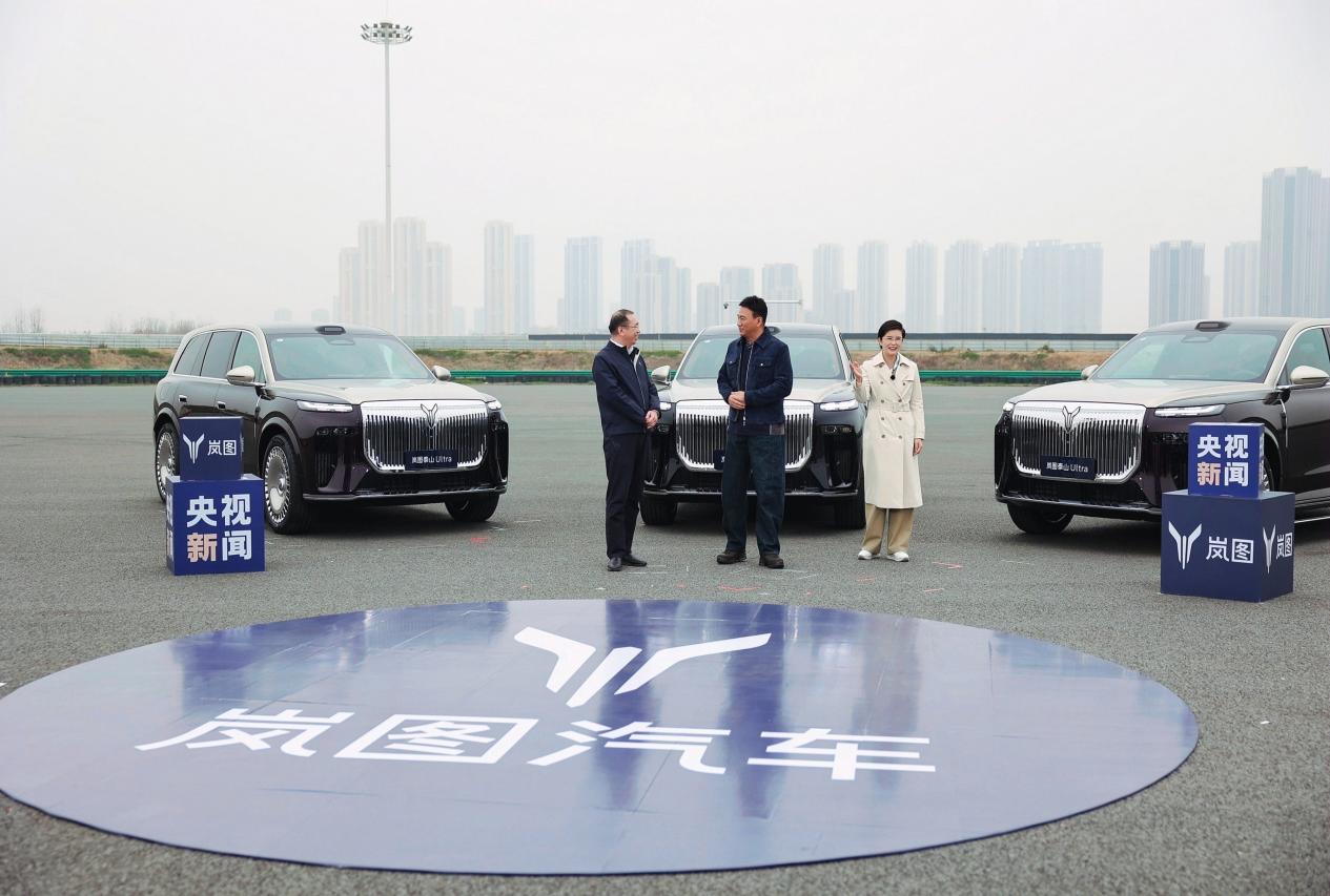 全球首款896线激光雷达SUV上场即王炸,硬汉胡军验完直接下单_激光雷达96线什么意思