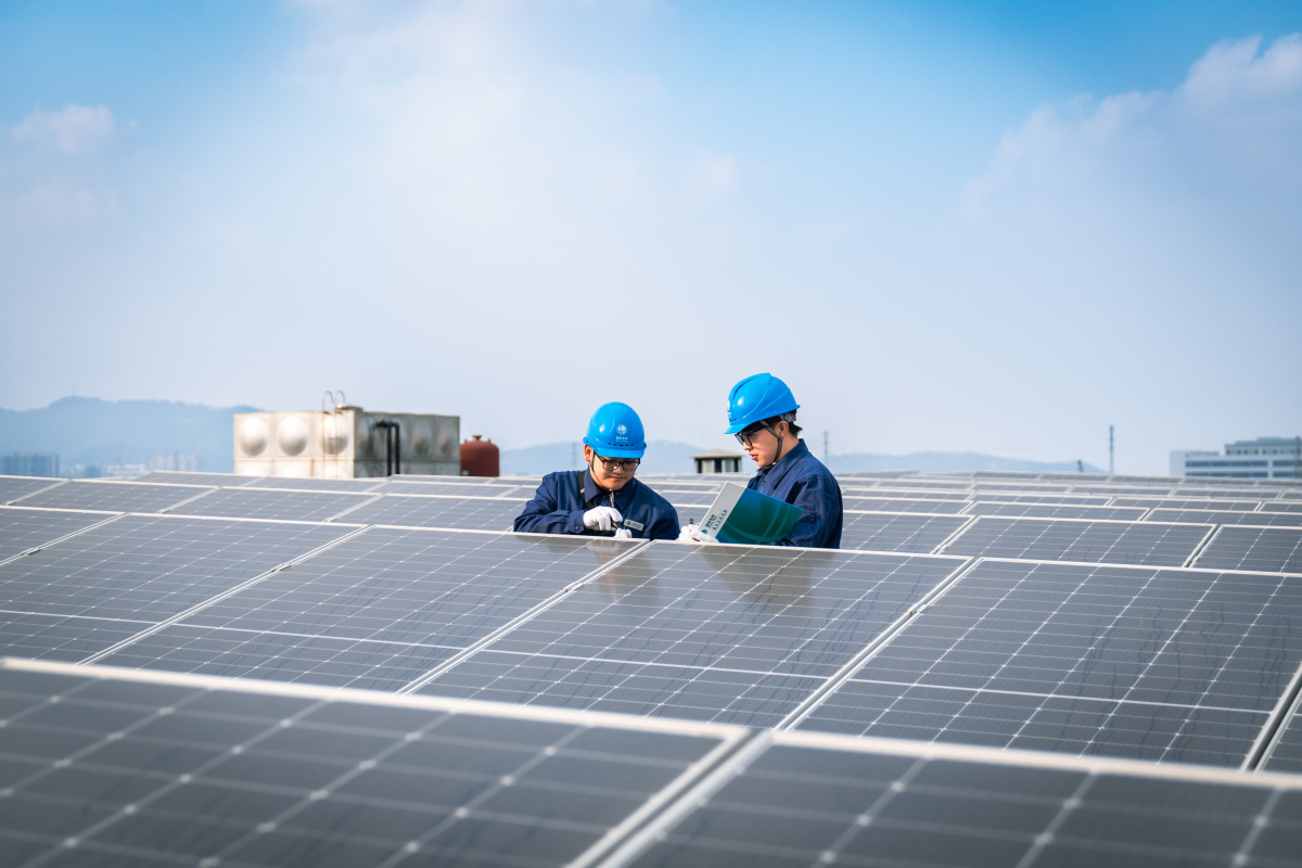 国网宁波市奉化区供电公司员工来到宁波均胜饰件科技有限公司，开展光伏项目专项服务，助力提升企业清洁能源利用效率。（周王晶 摄）.jpg