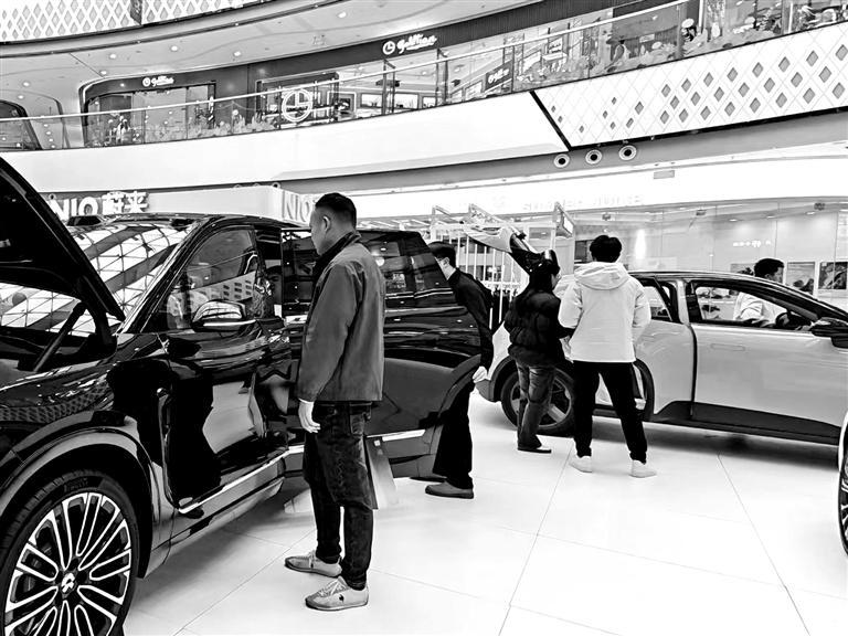 市民正在商场选购汽车