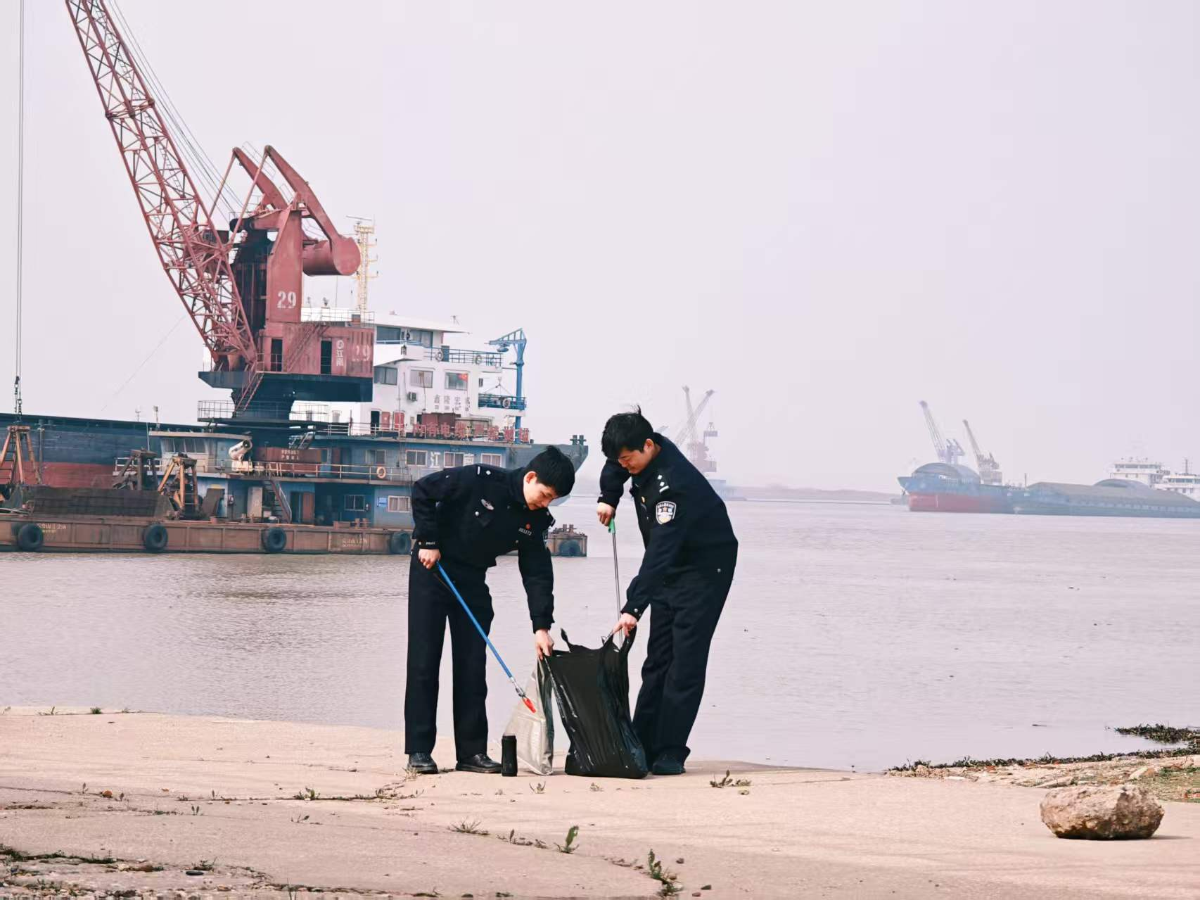 传承雷锋精神 书写新时代警民鱼水情——长江航运公安局岳阳分局城陵矶派出所开展“学雷锋”志愿服务月系列活动